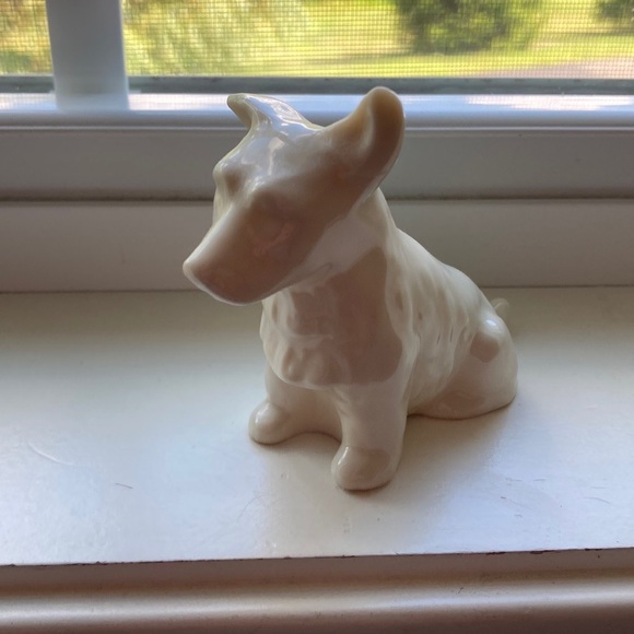 Belleek Ireland White Porcelain Dog Statue, Good condition, one ear was fixed - Picture 5 of 5